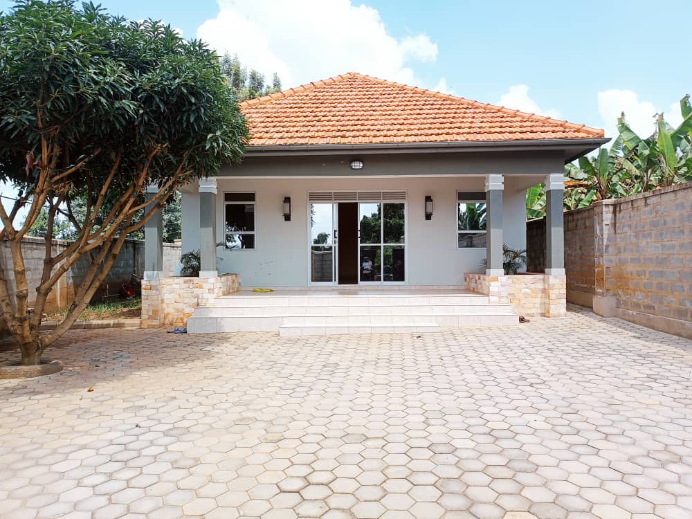 Wake up to sleek designs and modern elegance in this new outstanding house in Kira Bulindo..